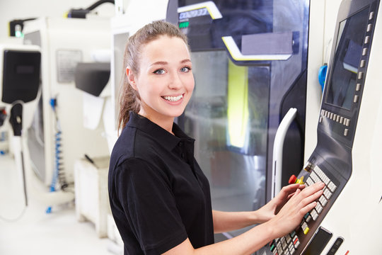 اپراتور دستگاه CNC