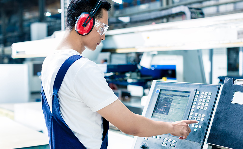اپراتور دستگاه CNC